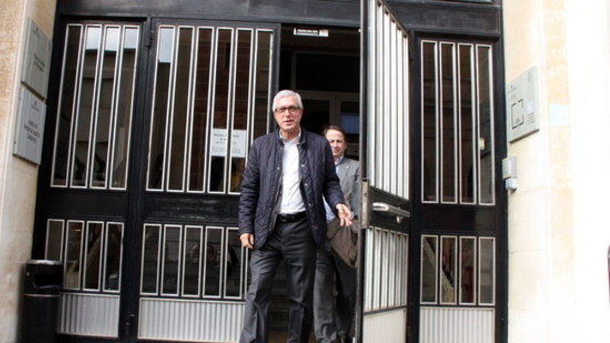 Imagen de archivo del alcalde de Tarragona, Josep Fèlix Ballesteros, cruzando la puerta de los juzgados después de declarar como investigado por el caso Inipro el 26 de enero del 2016.