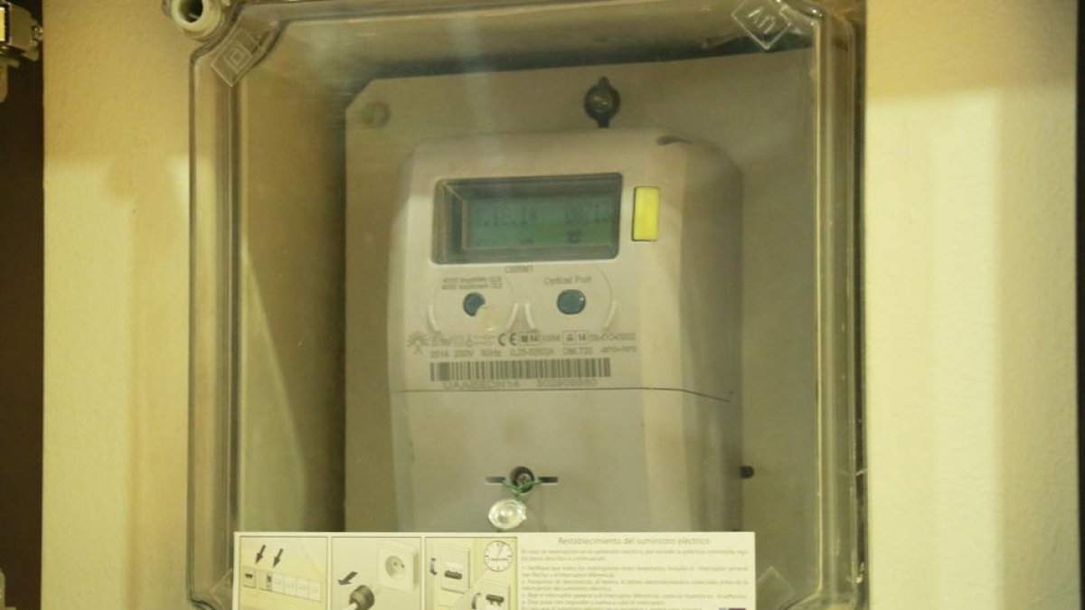 El preu de la llum baixa un 41,4% aquest diumenge i se situa per sota els 120 euros per MWh per primera vegada el 2022