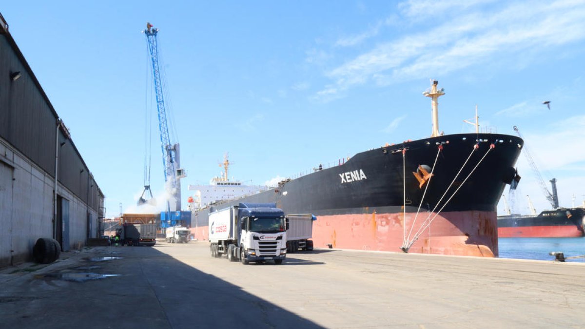 El port de Tarragona afirma que el conflicto puede provocar el desabastecimiento de sectores