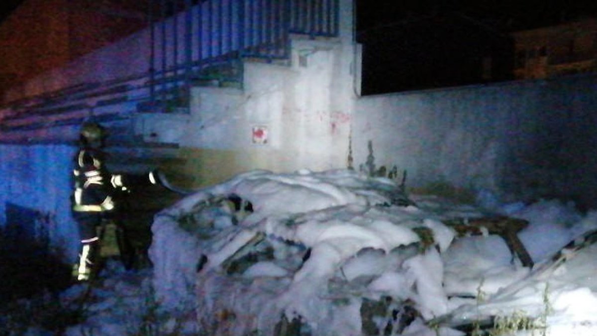 Queman tres vehículos durante la madrugada en Falset