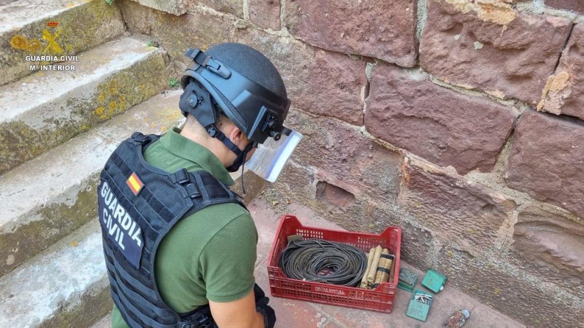 La Guàrdia Civil destrueix 18 cartutxos de dinamita i d'altres explosius a Tarragona