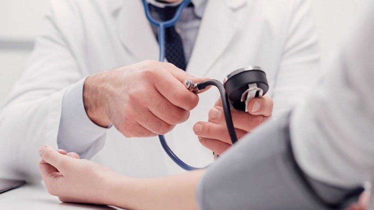 La hipertensió duplica el risc de patir covid greu