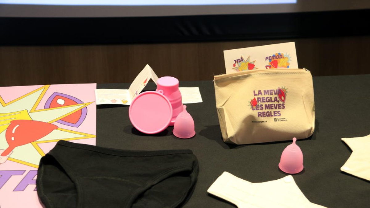 El Govern reparteix copes menstruals, calces i compreses reutilitzables a alumnes de 3r d'ESO