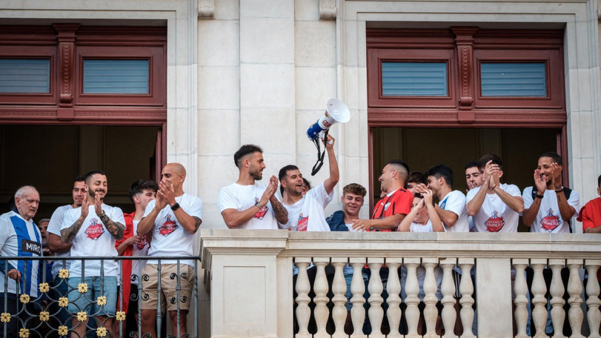 El CF Reddis celebra l'ascens de categoria al balcó de l'Ajuntament