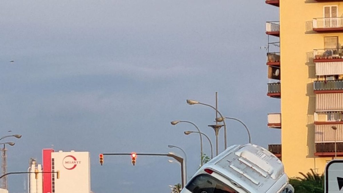 Un autobús se encalla en el arcén de la N-340 en la entrada de la Canonja