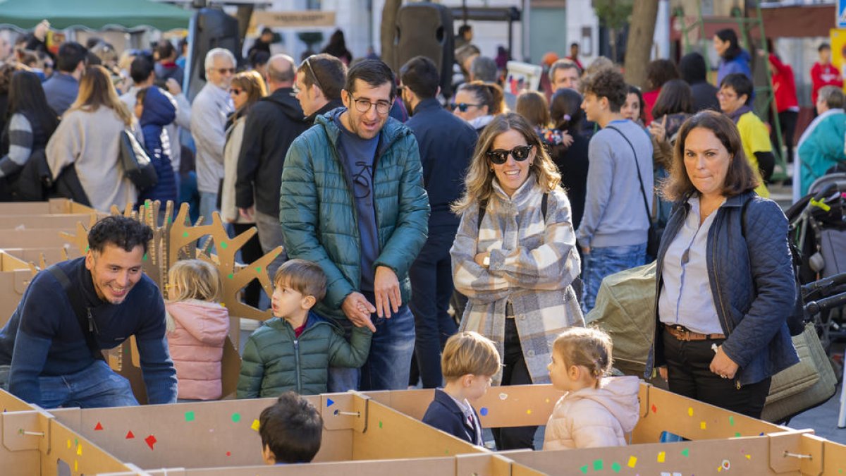 Los niños escapan del laberinto y reivindican sus derechos en la Rambla de Tarragona