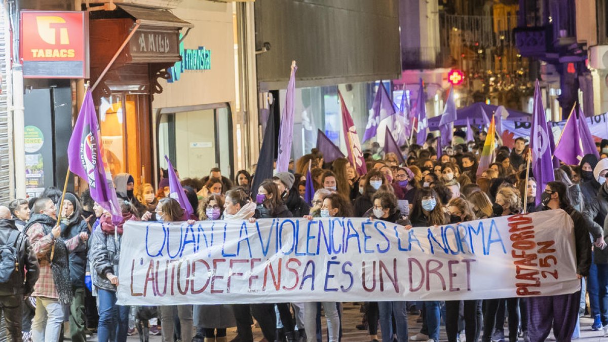 Unas 500 personas se concentran en Reus contra la violencia de género