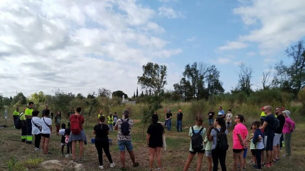 Desenes de persones participen a la 10a jornada 'Fem Francolí!'