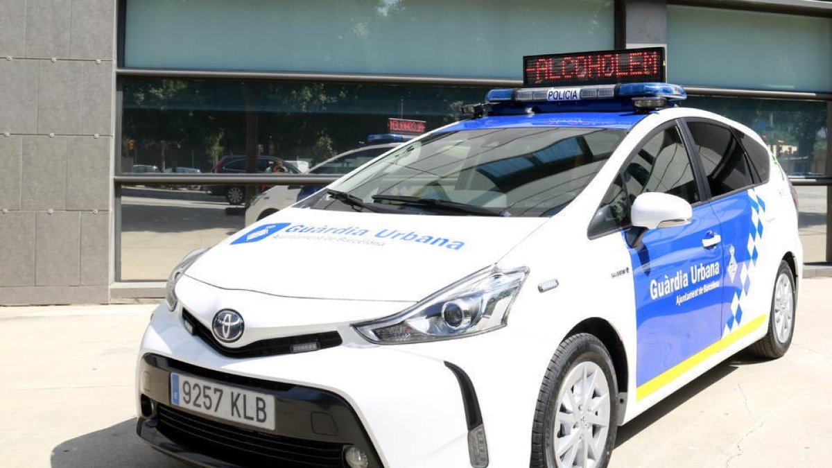Barcelona: Tres ferits lleus en bolcar el vehicle amb el qual fugien de la Guàrdia Urbana