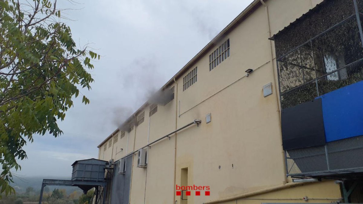 Los Bombers trabajan en un incendio en la cooperativa agrícola de Tivissa