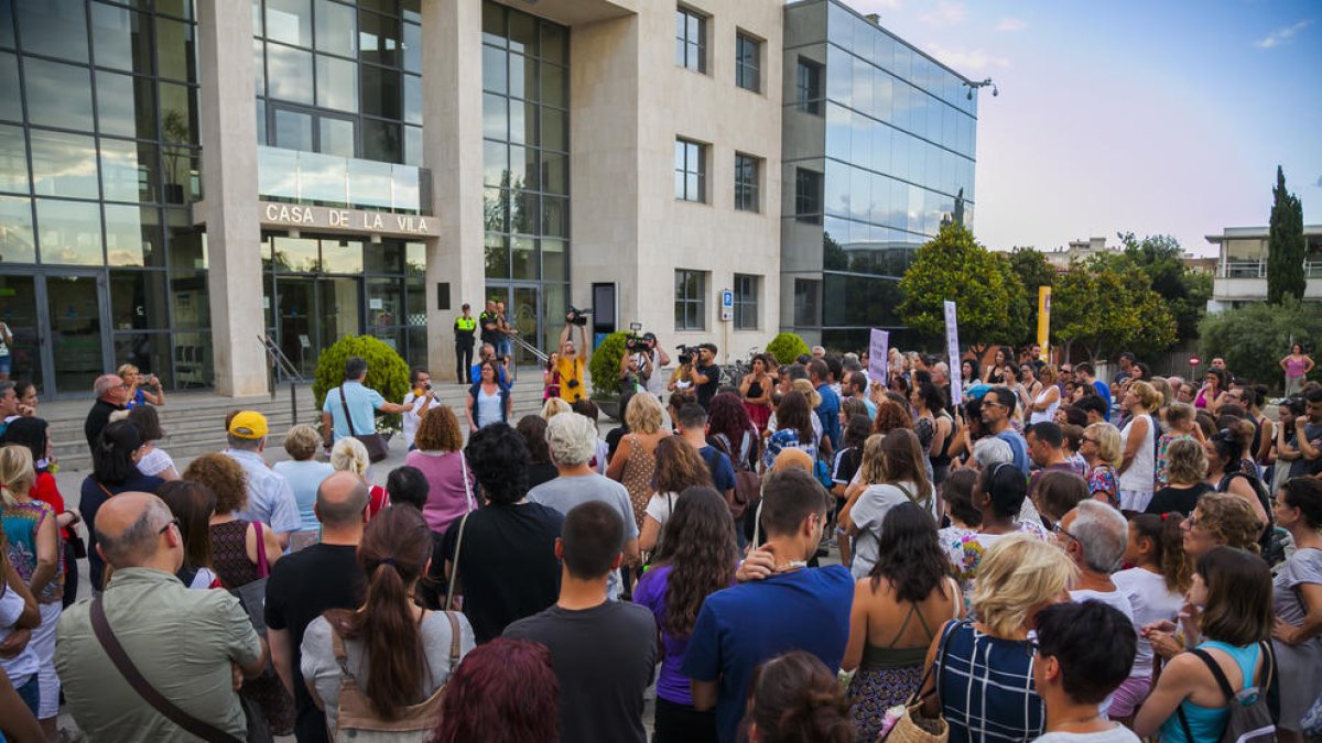 Cambrils es mobilitza davant la violació grupal d'una dona al municipi