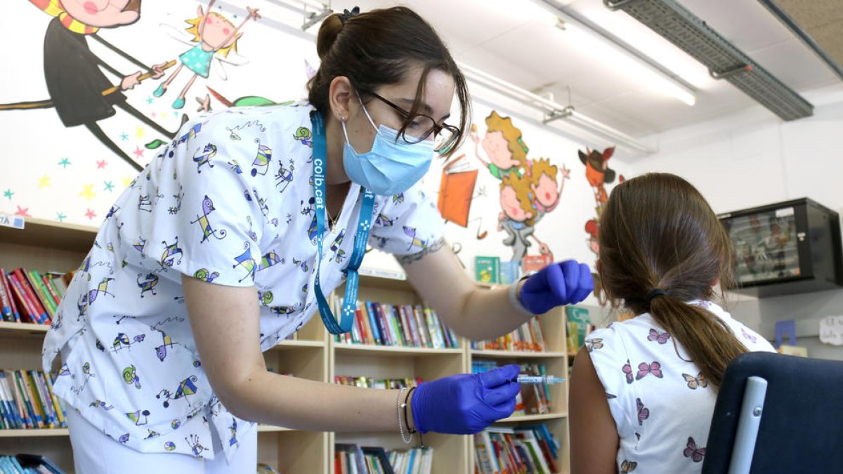 Comença la vacunació escolar contra el papil·loma humà, que enguany també s'administra a nois