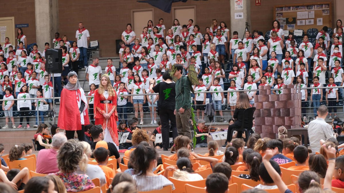 L'alumnat de vuit escoles de Cambrils interpreta «La llegenda de la Princesa i Sant Jordi»