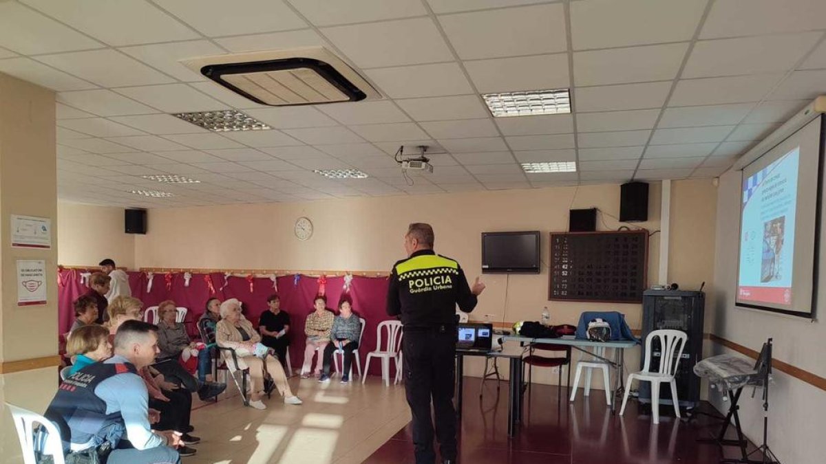 La Guàrdia Urbana i els Mossos donen consells de seguretat a la gent gran de la ciutat