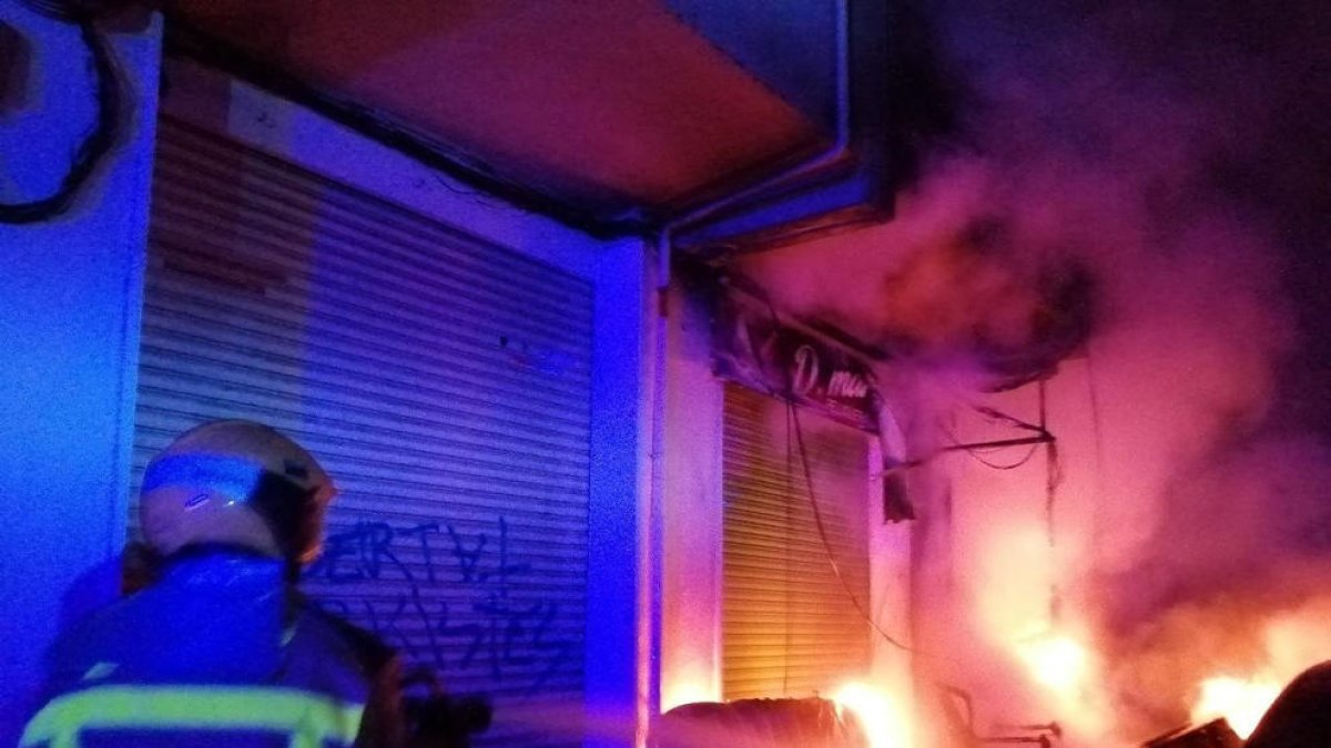 L'incendi d'un sofa al carrer Wad-ras afecta la façana d'un edifici a Reus