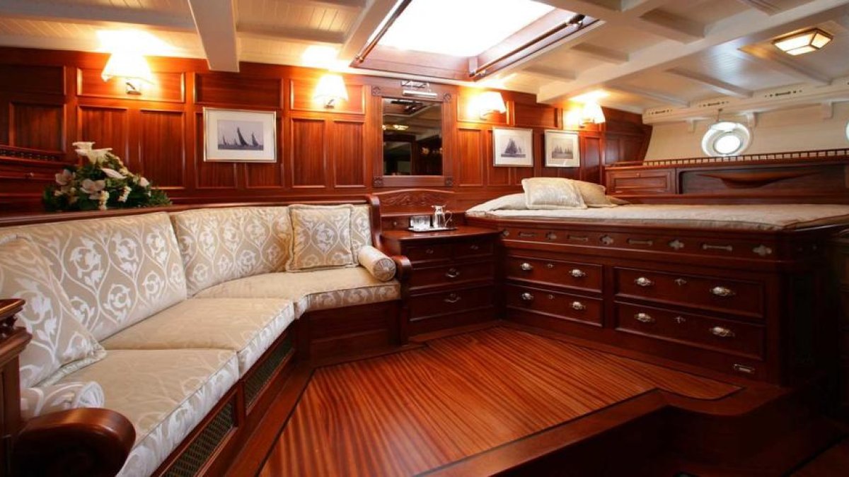 Eleonora E, el superveler a 70.000 euros la setmana que en pocs minuts s'ha empassat l'aigua a Tarragona