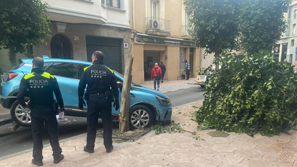Ferida una dona després de topar contra un arbre amb el cotxe al Raval Sant Pere