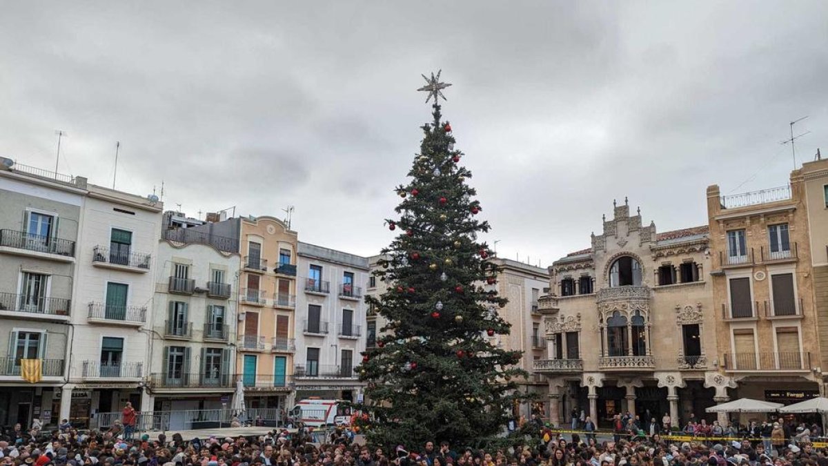 Més de 1.200 alumnes de Reus s'uneixen a la Mercadal per cantar la Gran Nadala 2022