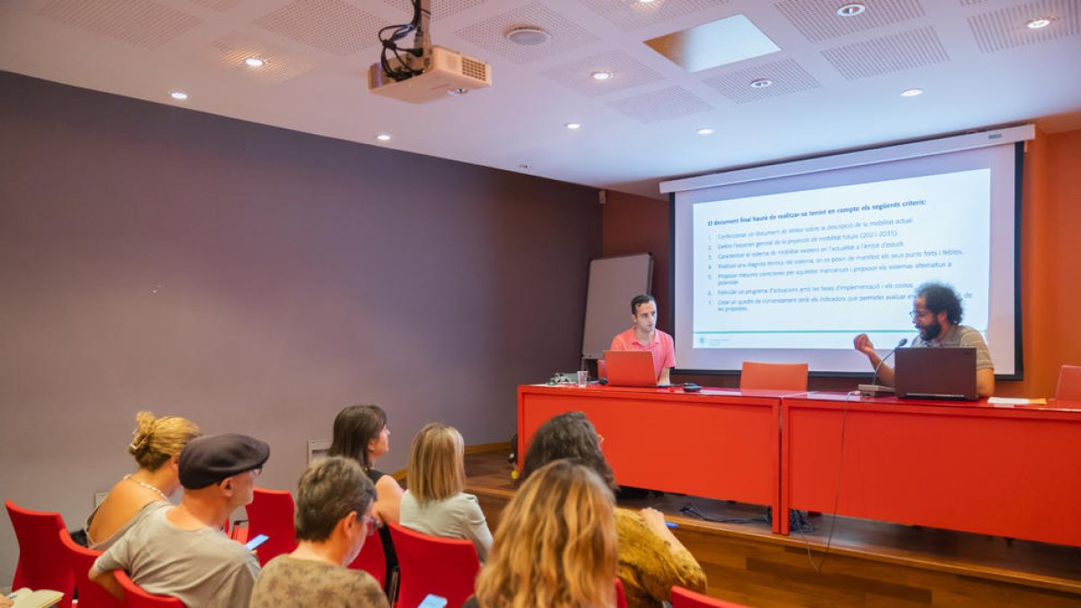 Tres urbanitzacions denuncien que el bus a demanda de Reus no funciona