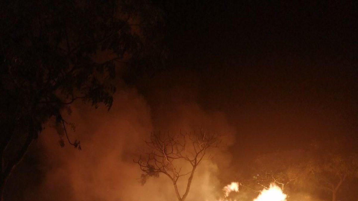 Los Bombers actúan en un incendio de cinco contenedores en Cambrils