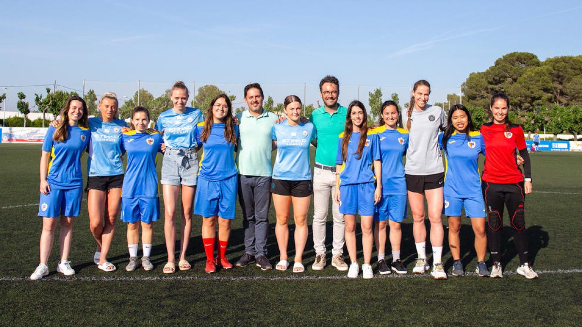 Jugadores de Manchester City visiten l'entrenament del femení del Vila-seca