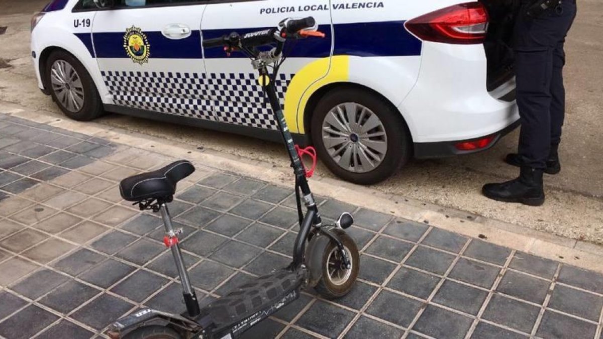 Valencia: Detenido por circular en patinete enseñando sus genitales cerca de un colegio