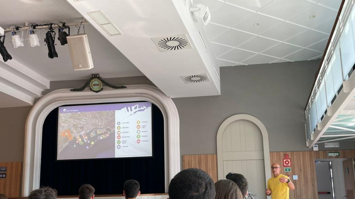 Alumnes de l'Institut Jaume Huguet de Valls visiten les instal·lacions del Port de Tarragona