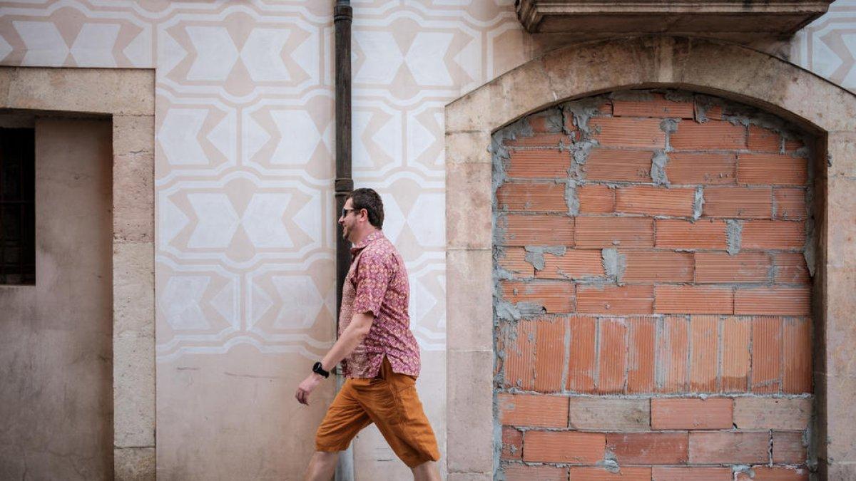 Tapien a Tarragona les portes de Cal Pobre després de desnonar-ne els ocupes
