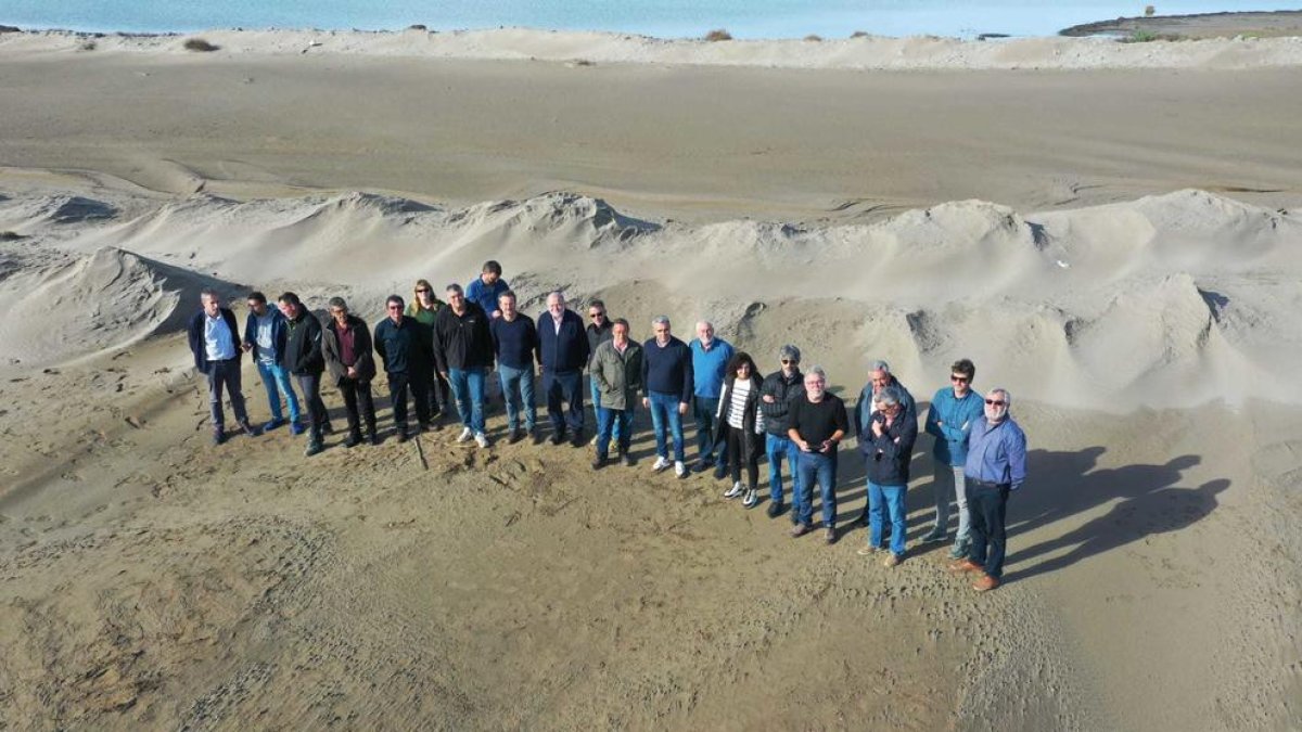 El subdelegado del Gobierno visita las obras de traslado de arena para reforzar el Delta del Ebre