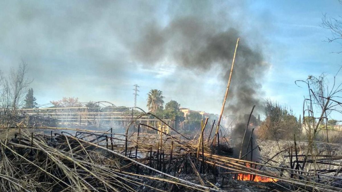 Un incendi a prop d'una benzinera posa en risc Constantí