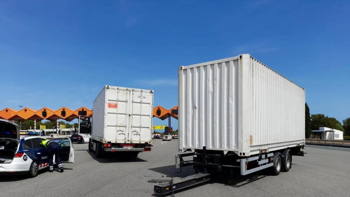 Detenen a Cunit a un camioner que feia ziga-zagues i superava per sis la taxa d'alcohol