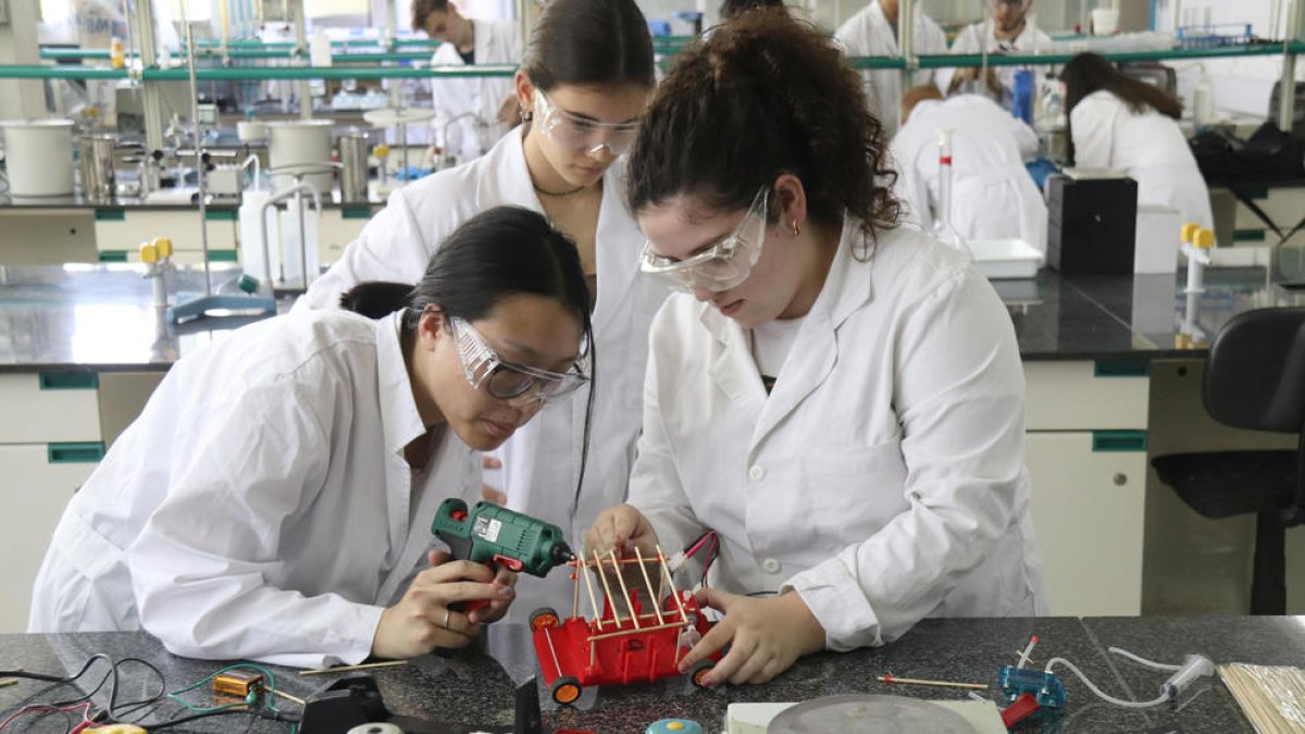 Alumnes de la URV produeixen vehicles i també l'hidrogen que els propulsa