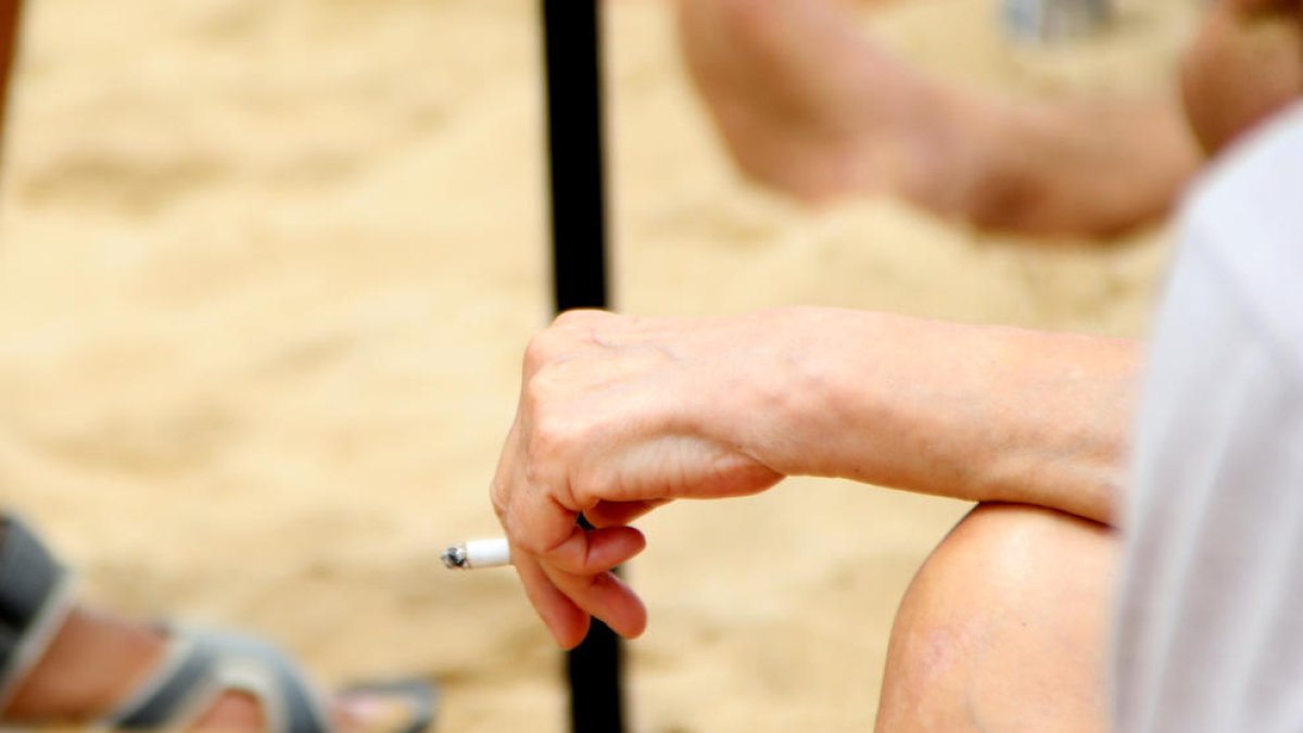 Salud prohibirá fumar en entradas de escuelas, paradas de bus y terrazas de establecimientos