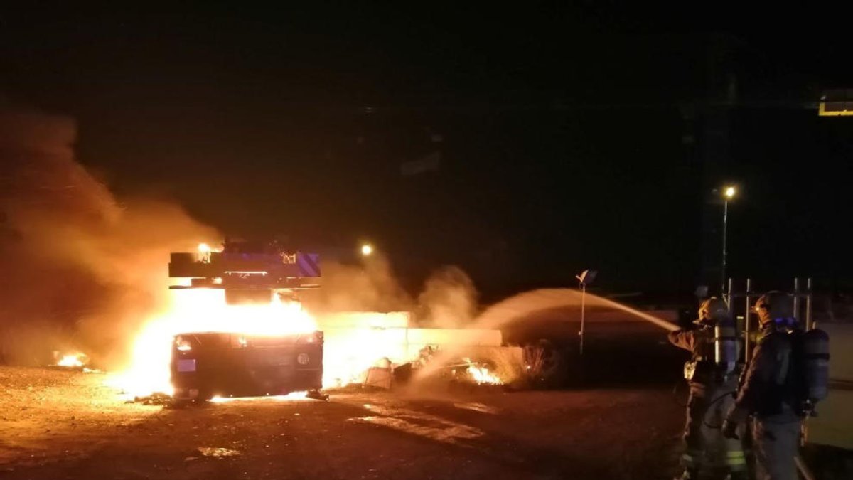 S'incendia un camió grua a l'exterior d'una nau a la Pobla de Mafumet