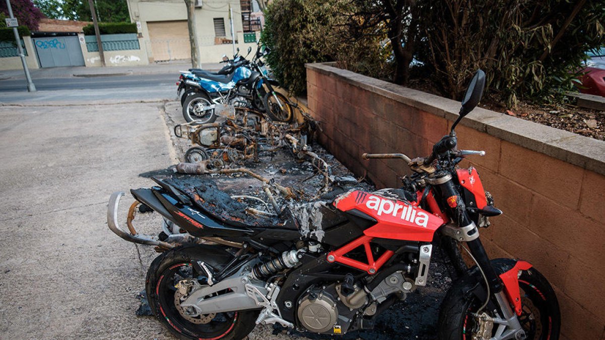 Un incendi afecta set motos aparcades al carrer Rovira i Virgili de Tarragona
