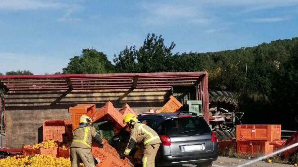 Bolca un tractor que transportava taronges a la T-301 a Tortosa