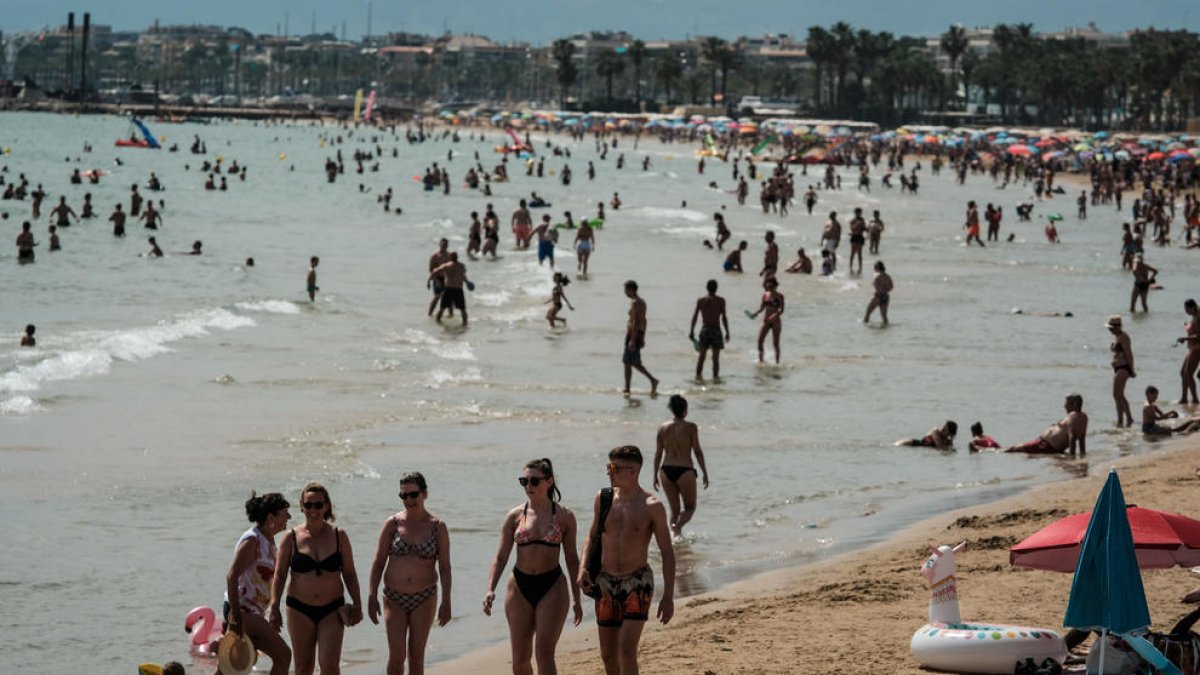 Les altes temperatures omplen de banyistes la Costa Daurada