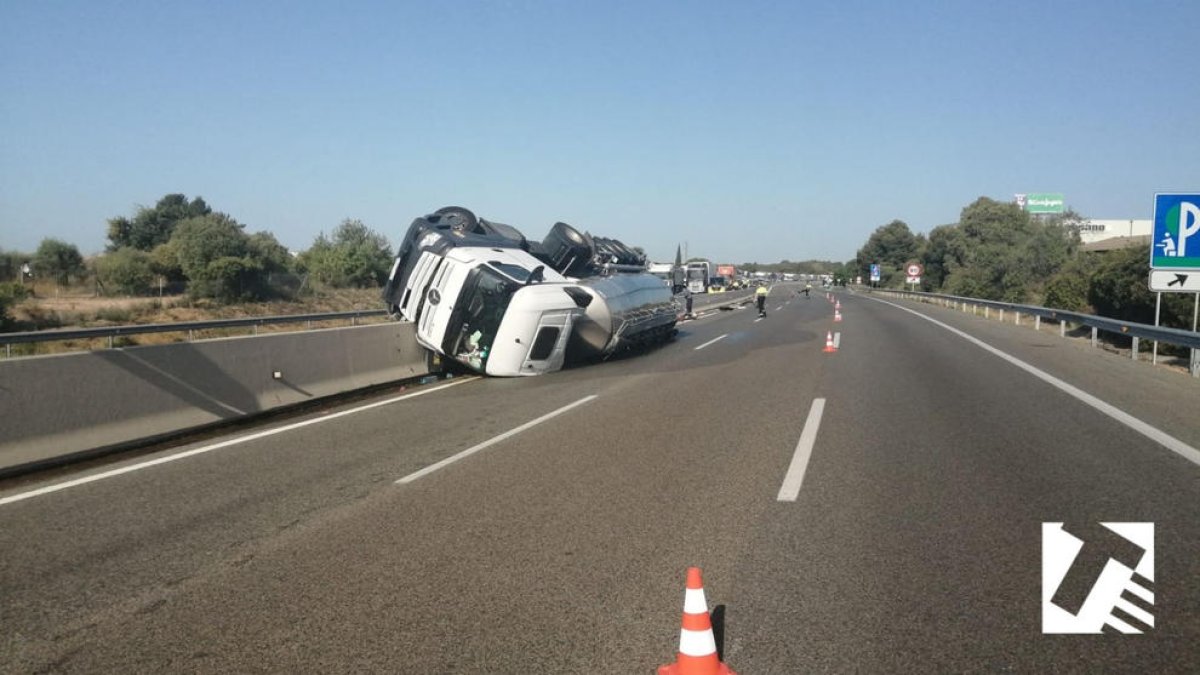 Un camió salta la mitjana a l'AP-7 a Roda i queda bolcat al carril contrari