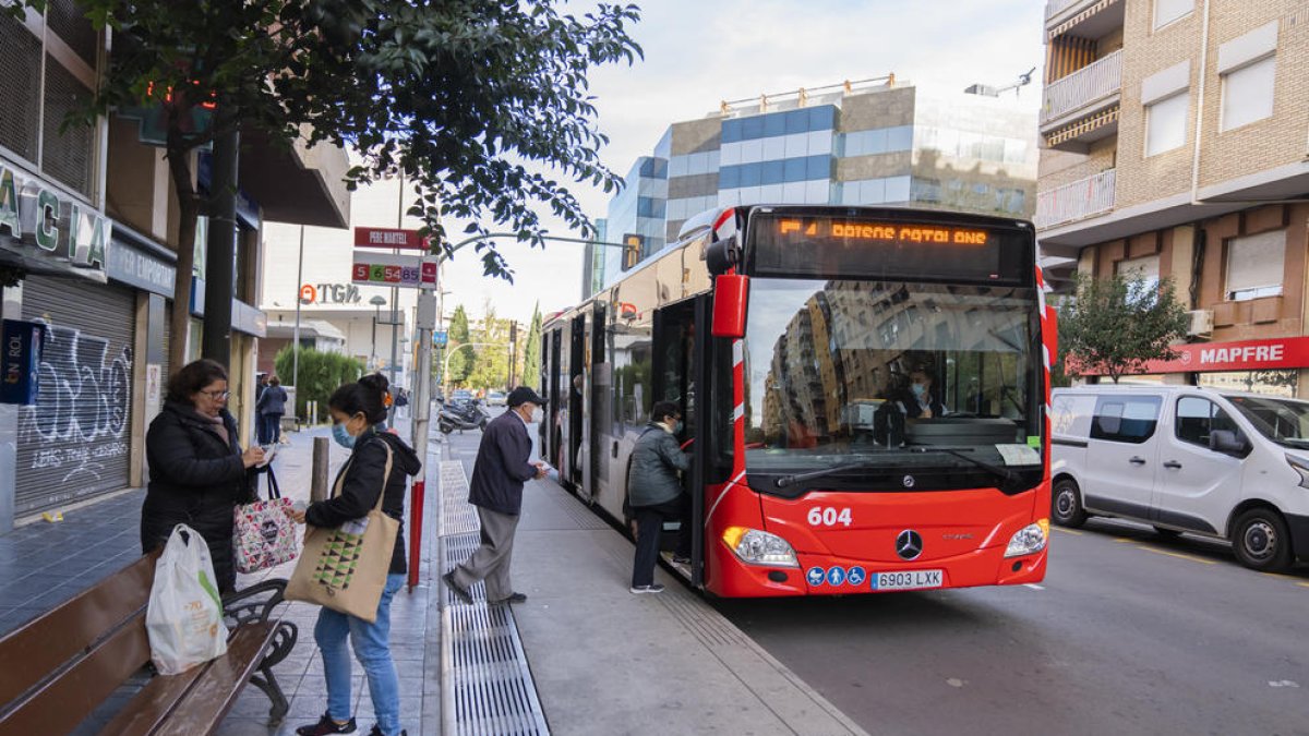 La EMT colocará doce plataformas nuevas en Tarragona para facilitar el acceso al autobús