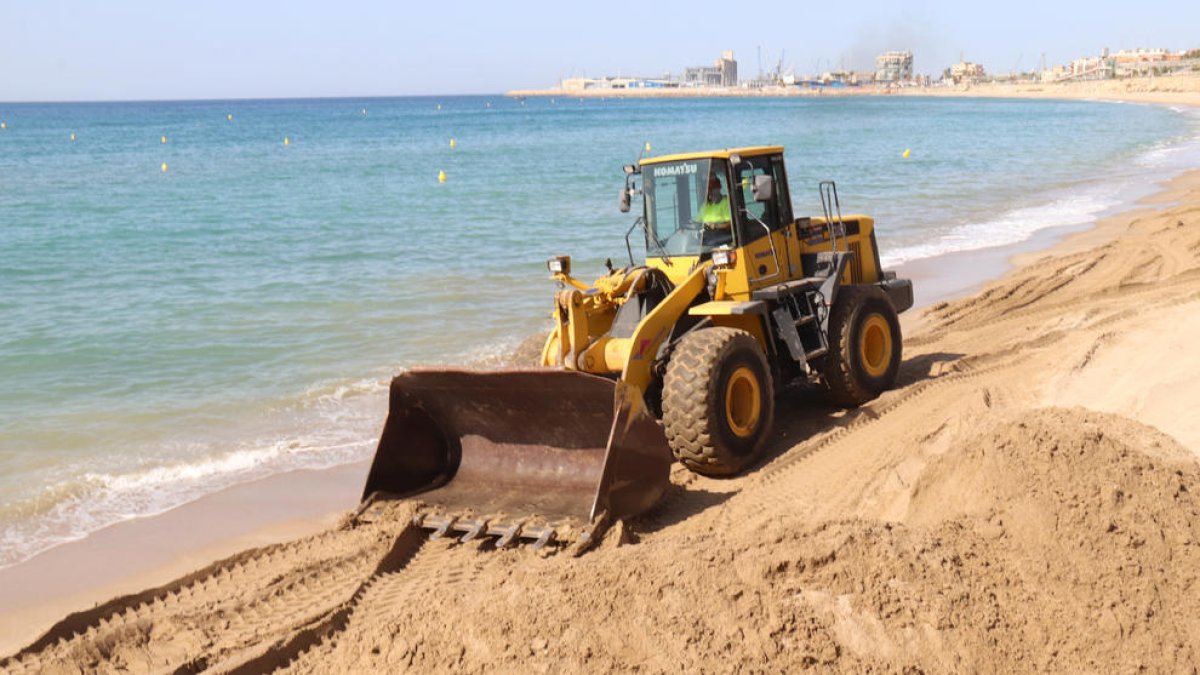 Costas del Estado empieza la reposición de arena en las playas de Tarragona