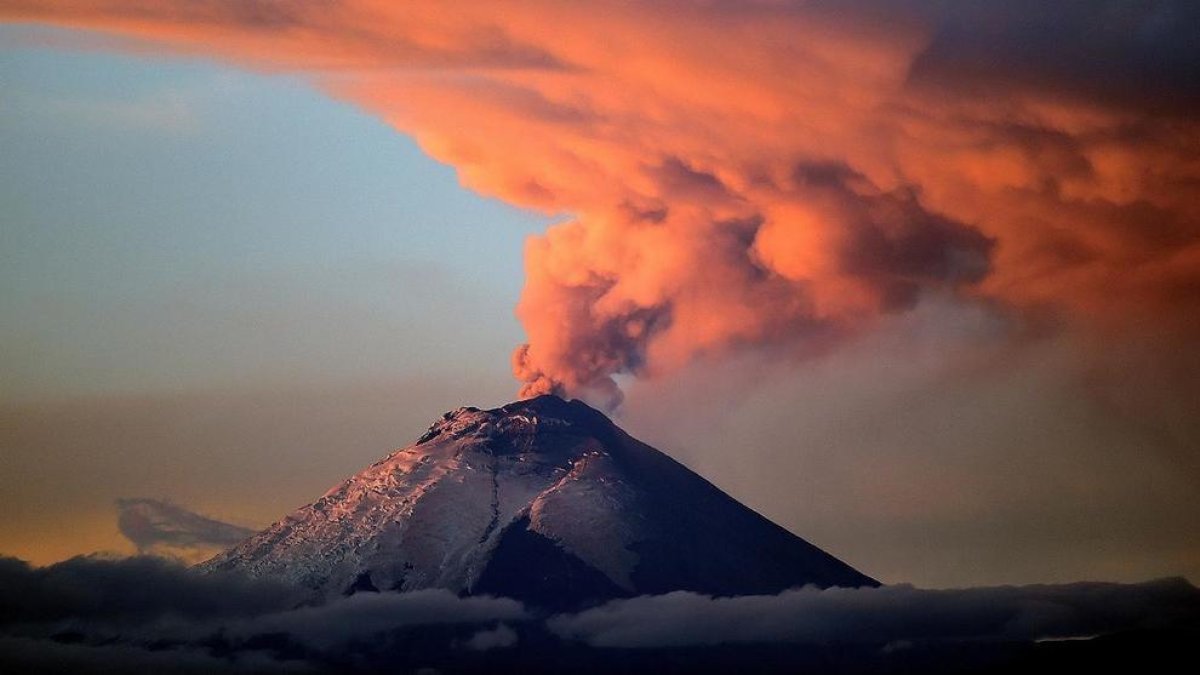 El volcà més gran del món entra en erupció després de gairebé quatre dècades adormit