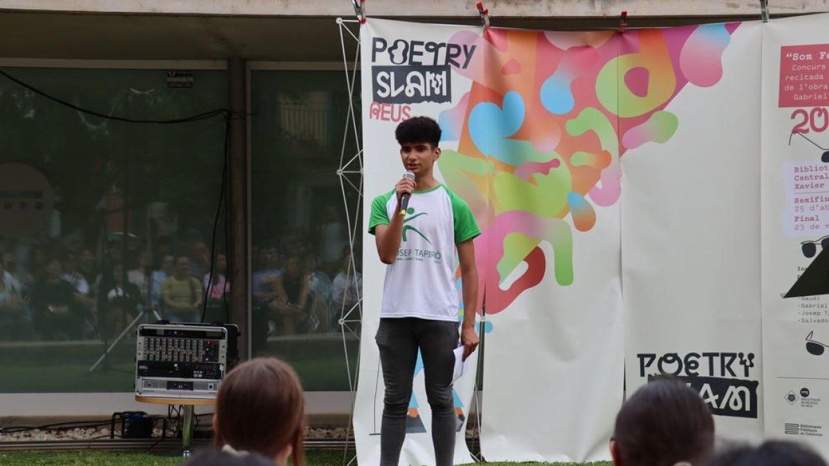 Ismail Moussati gana en Reus el concurso de poesía recitada Poetry Slam «Som Ferrater»
