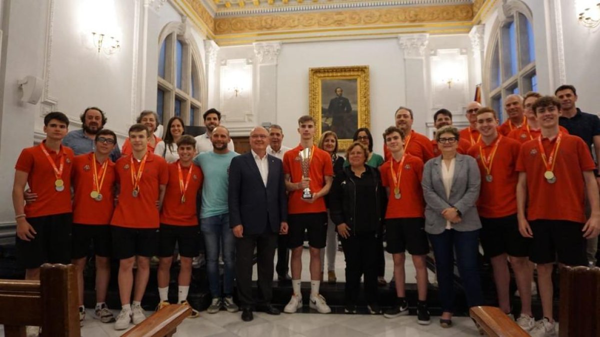 L'Ajuntament de Reus rep a l'equip juvenil d'hoquei patins del Reus Deportiu