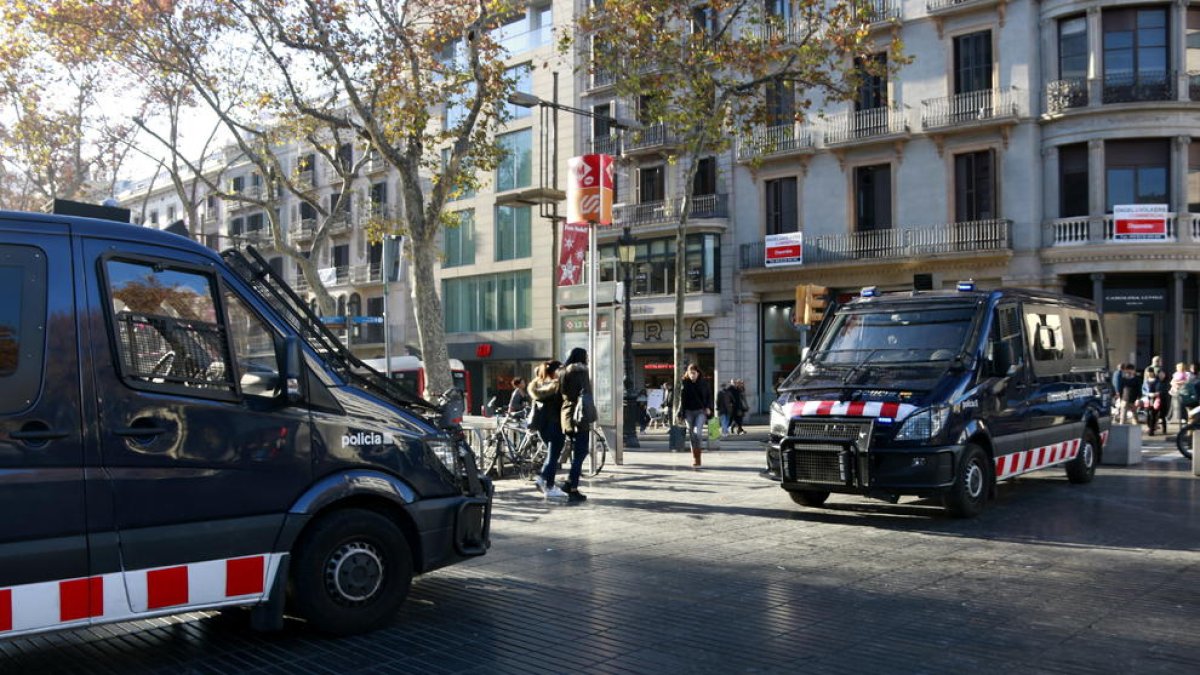 Refuerzan la vigilancia en zonas concurridas de Barcelona por una posible amenaza terrorista
