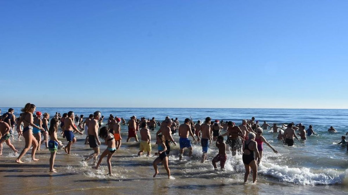Torredembarra celebra el primer Bany de l'Any
