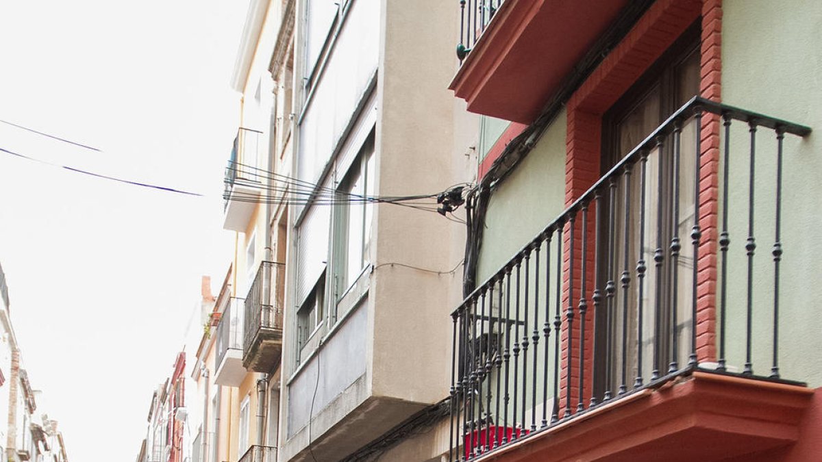 El 60% dels carrers del barri del Carme no compten amb cap botiga