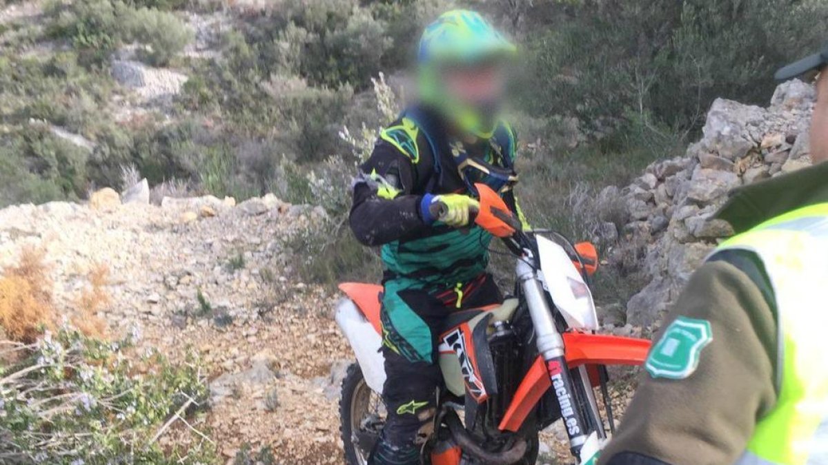Denuncien dos motoristes per circular per un corriol a Tortosa