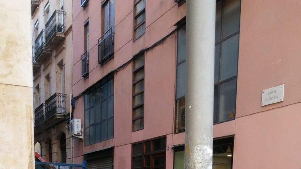 Empiezan los trabajos de instalación del pilón por regular el tráfico a Pau Delclòs