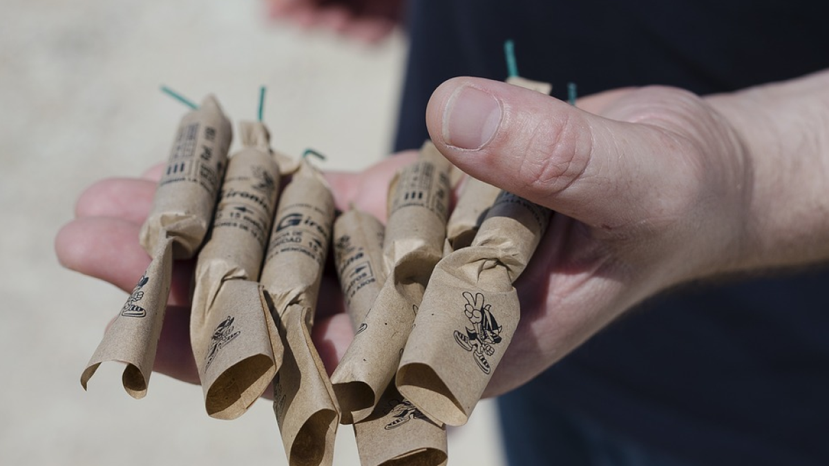 Herido grave al estallarle|reventar un petardo en la mano mientras jugaba a la ruleta rusa