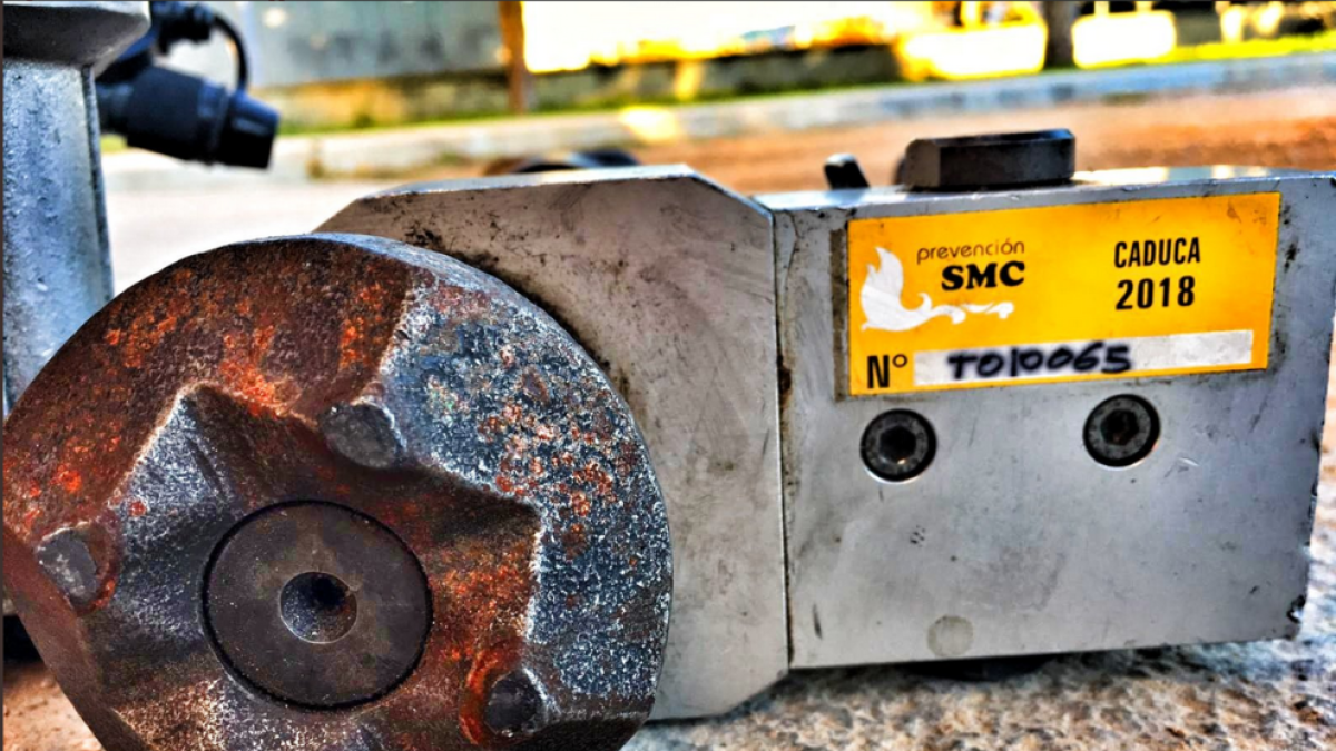 Los bomberos de Gandesa trabajan con el equipo de excarcelación caducado